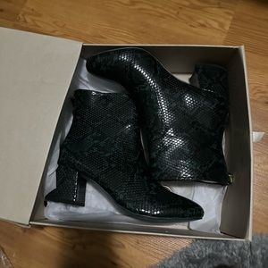 urban outfitters boots size 10